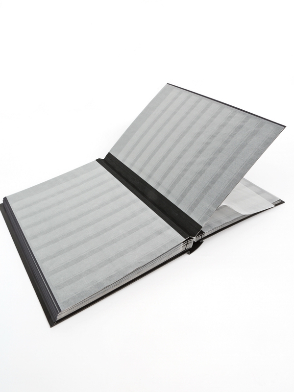 Альбом для марок (кляссер CLASSIC). 16 листов (32 страницы) из чёрного картона с промежуточными листами из пергамина. Чёрный. Prinz, 2015