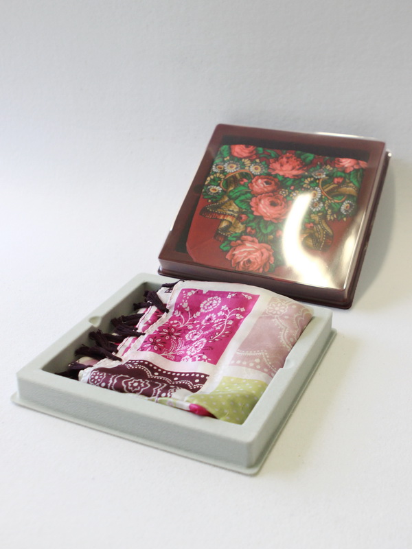 Сувенирная упаковка под шарфы и платки