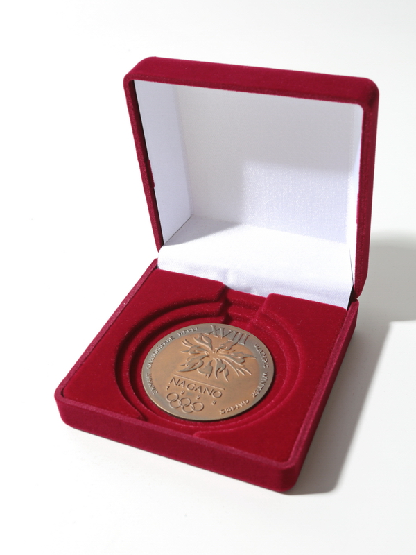 Футляр (92х92х40 мм) под универсальную медаль (углубления 50 мм, 60 мм, 70 мм)