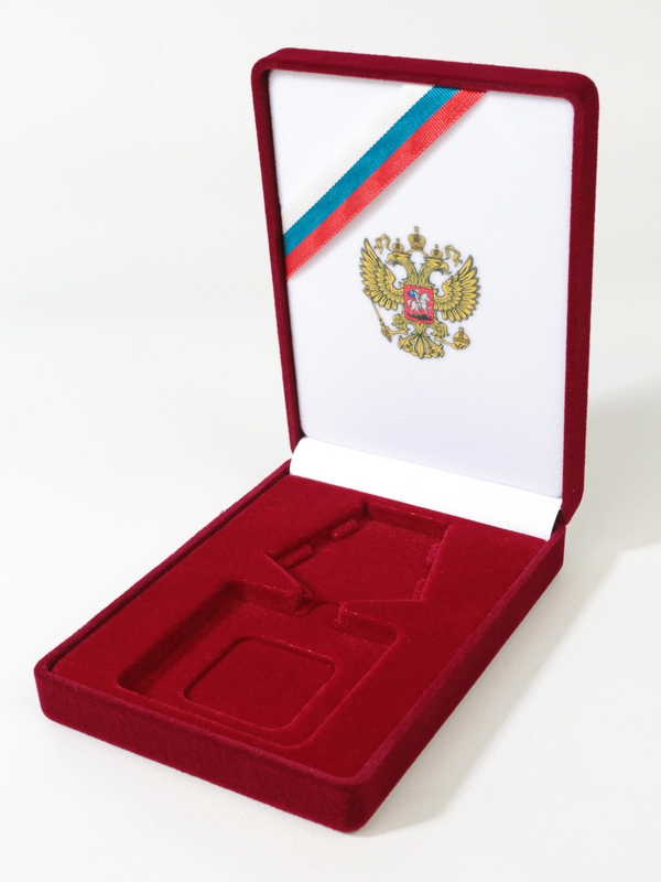  Футляр (90х124х32 мм) под орден на пятиугольной колодке, в крышке лента и герб РФ, светло-бордовый/персонализация