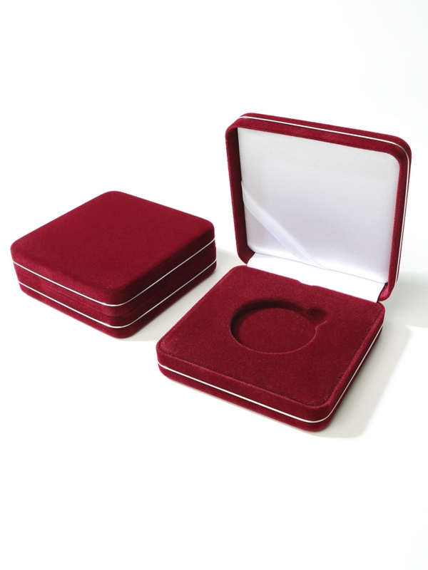 Футляр замшевый (92х92х34 мм) для 1 монеты в капсуле (диаметр 44 мм), логотип Банк России, тёмно-бордовый/персонализация