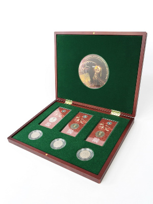 Футляр деревянный Volterra Uno (304х244х31 мм) для 3 монет 25 рублей в капсулах и 3 монет 25 рублей в блистере «Футбол 2018». Кубок Футляр деревянный Volterra Uno (304х244х31 мм) для 3 монет 25 рублей в капсулах и 3 монет 25 рублей в блистере «Футбол 2018». Кубок