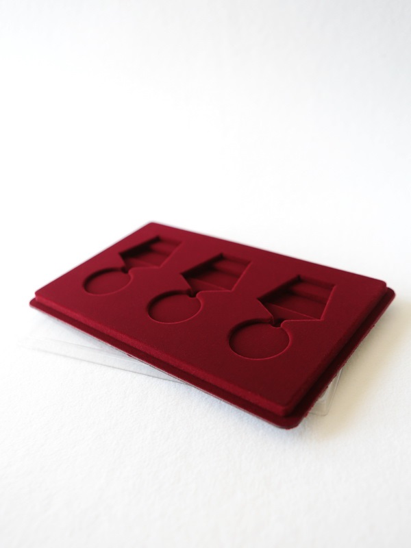 Планшет M (146х236х12 мм) на 3 медали РФ d-37 мм с пятиугольной колодкой, тёмно-синий