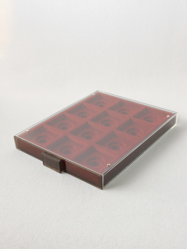 Кассета XL на 12 ячеек (62х62х10 мм) (под знаки с винтом), светло-бордовый  Кассета XL на 12 ячеек (62х62х10 мм) (под знаки с винтом), светло-бордовый