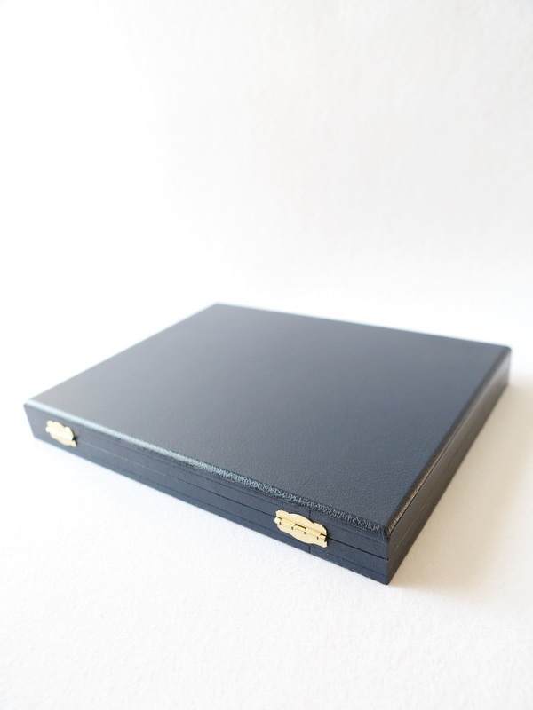 Футляр кожзам Sapfir S (298х237х33 мм) на 35 ячеек (36,5х36,5х8 мм) Футляр кожзам Sapfir S (298х237х33 мм) на 35 ячеек (36,5х36,5х8 мм)