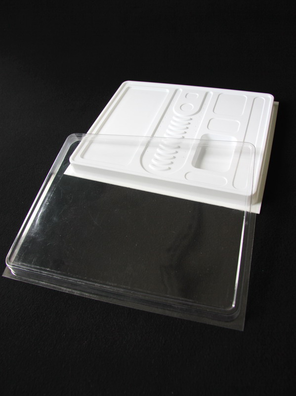 Упаковка из белого пластика с прозрачной крышкой