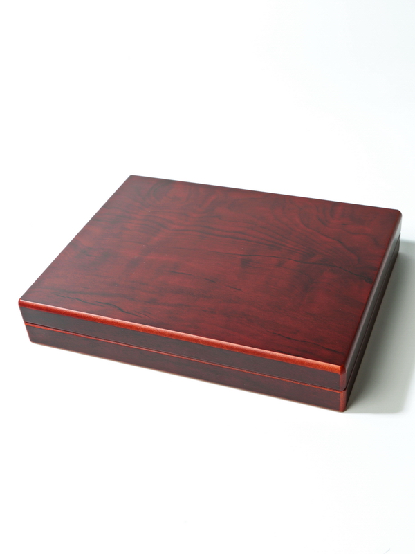 Деревянный футляр (194х149х32 мм) под одрен на пятиугольной колодке и удостоверение (81х112х6 мм),  светло-бордовый