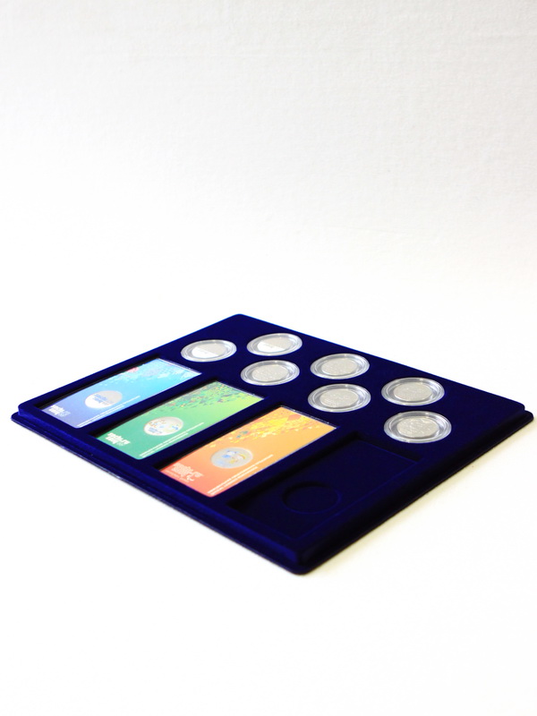  Планшет S (234х296х12 мм) для 4 Олимпийских монет Сочи-2014 в блистере и 7 Олимпийских монет Сочи-2014 в капсулах, тёмно-синий