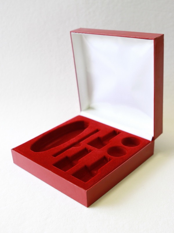 Футляр из кожзаменителя (180х180х60 мм) под набор лаков и пилочек для ногтей