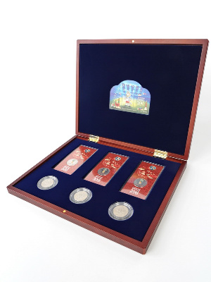 Футляр деревянный Volterra Uno (304х244х31 мм) для 3 монет 25 рублей в капсулах и 3 монет 25 рублей в блистере «Футбол 2018». Талисман Футляр деревянный Volterra Uno (304х244х31 мм) для 3 монет 25 рублей в капсулах и 3 монет 25 рублей в блистере «Футбол 2018». Талисман