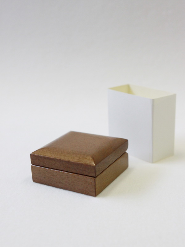 Деревянный футляр (65х65х32 мм) под значок