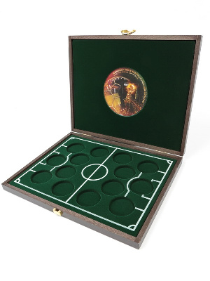 Деревянный бокс Carus (304х248х31 мм) для 14 серебряных монет Кубок Конфедераций 2017 и Чемпионат мира по футболу 2018 в капсулах. Кубок+поле Деревянный бокс Carus (304х248х31 мм) для 14 серебряных монет Кубок Конфедераций 2017 и Чемпионат мира по футболу 2018 в капсулах. Кубок+поле