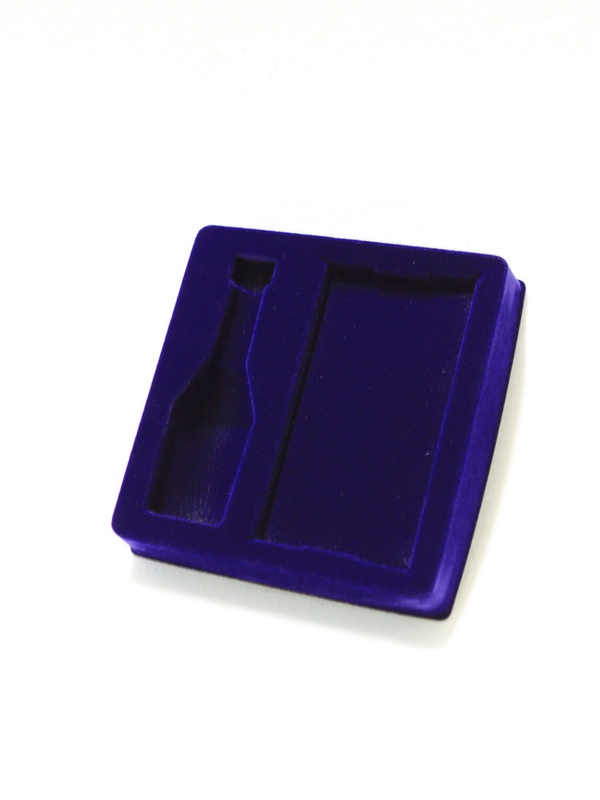 Флокированный ложемент под бутылочку MARTELL и книжку