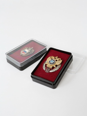 Пластиковый футляр (38х58х17 мм). Чёрное основание, прозрачная крышка, бордовая вставка  Пластиковый футляр (38х58х17 мм). Чёрное основание, прозрачная крышка, бордовая вставка