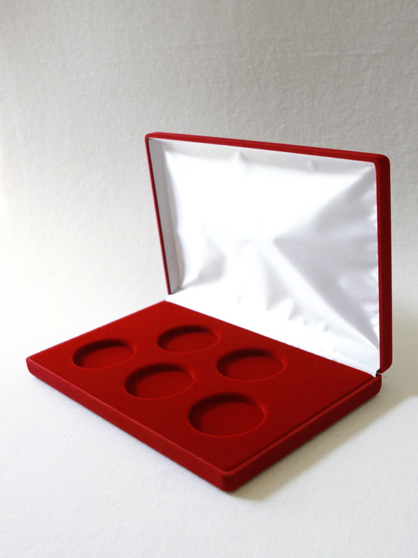 Футляр (217х141х29 мм) для 5 монет в капсулах (диаметр 46 мм), светло-бордовый  Футляр (217х141х29 мм) для 5 монет в капсулах (диаметр 46 мм), светло-бордовый