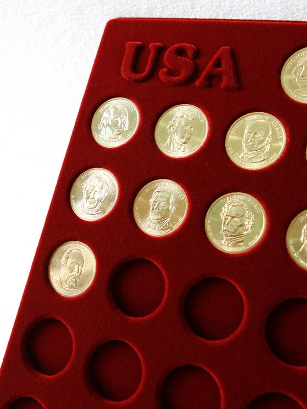 Планшет S (234х296х12 мм) для монет 1 доллар США (Президенты США) (43 ячейки), тёмно-бордовый  Планшет S (234х296х12 мм) для монет 1 доллар США (Президенты США) (43 ячейки), тёмно-бордовый