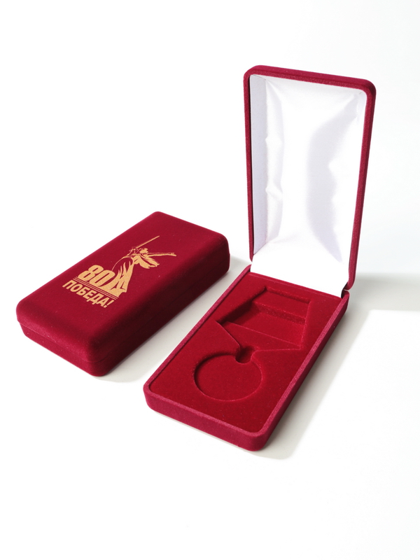 Футляр (62х116х26 мм) под медаль РФ d-32 мм с пятиугольной колодкой, 80 лет Победы, светло-бордовый