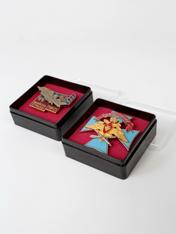 Пластиковый футляр (58х58х22 мм). Чёрное основание, прозрачная крышка, бордовая вставка  Пластиковый футляр (58х58х22 мм). Чёрное основание, прозрачная крышка, бордовая вставка