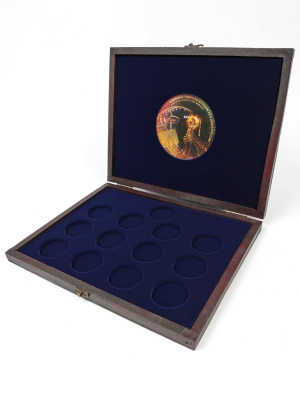 Футляр деревянный Rustika (310х261х33 мм) для 1 серебряной монеты Кубок Конфедераций 2017 и 12 серебряных монет Чемпионат мира по футболу 2018 в капсулах. Кубок, тёмно-бордовый  Футляр деревянный Rustika (310х261х33 мм) для 1 серебряной монеты Кубок Конфедераций 2017 и 12 серебряных монет Чемпионат мира по футболу 2018 в капсулах. Кубок, тёмно-бордовый
