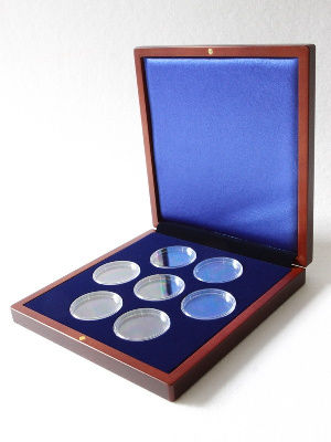 Деревянный футляр (190х196х32 мм) для 7 монет в капсулах (диаметр 46 мм). Синий Деревянный футляр (190х196х32 мм) для 7 монет в капсулах (диаметр 46 мм). Синий