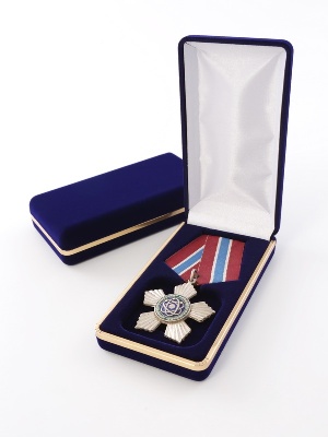 Футляр с золотым ободком (62х116х26 мм) под орден на пятиугольной колодке Футляр с золотым ободком (62х116х26 мм) под орден на пятиугольной колодке