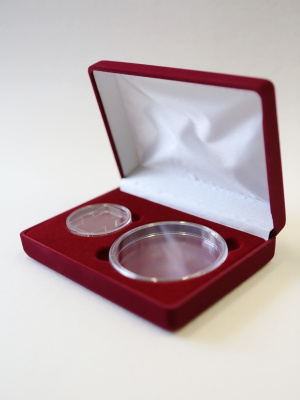 Футляр (142х102х42 мм) под набор монет (1 капсула d-46 мм, 1 капсула d-74 мм), светло-бордовый  Футляр (142х102х42 мм) под набор монет (1 капсула d-46 мм, 1 капсула d-74 мм), светло-бордовый