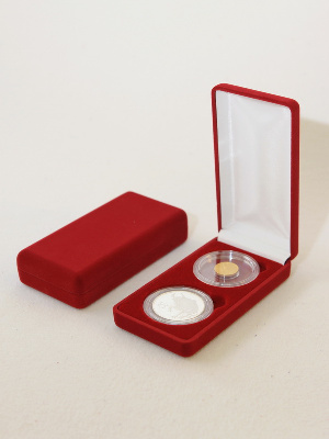 Футляр (62х116х26 мм) на 2 монеты в капсулах (диаметр 44 и диаметр 46 мм)