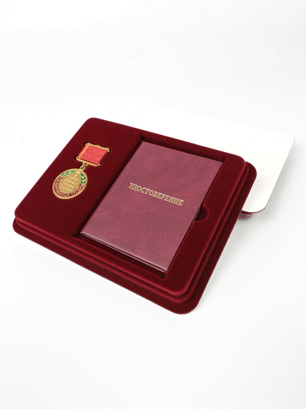  Сувенирная упаковка (181х142х22 мм) для медали на квадро колодке (короткая) и удостоверения (81х112х8 мм), зелёный