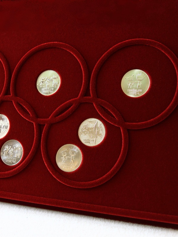  Планшет S (234х296х12 мм) для 7 Олимпийских монет Сочи-2014 без капсул (5 колец), тёмно-бордовый