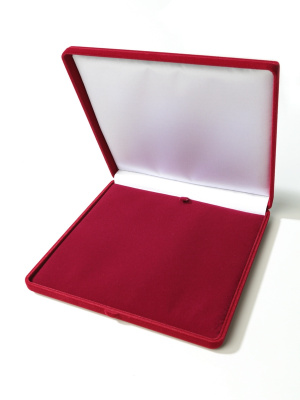 Футляр (165х165х27 мм) с универсальным ложементом, светло-бордовый