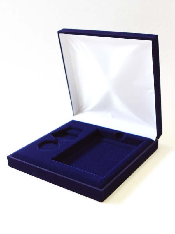  Футляр (160х160х33 мм) под медаль РФ d-32 мм и удостоверение (81х112х12 мм). Ложемент выпуклый, тёмно-синий