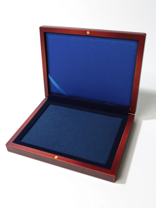 Деревянный футляр (194х149х32 мм) с поролоновой вставкой,  тёмно-синий