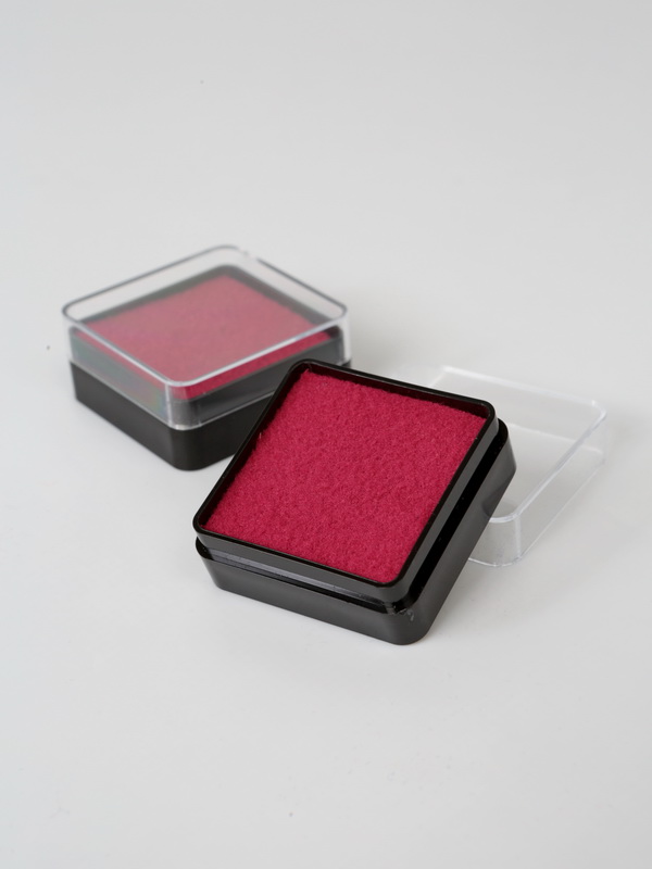  Пластиковый футляр (38х38х17 мм). Чёрное основание, прозрачная крышка, голубая вставка