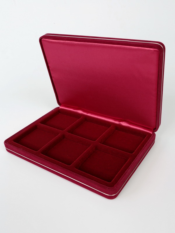 Футляр замшевый (182х128х34 мм) для 6 монет в капсулах Quadrum (50х50х6 мм), тёмно-бордовый  Футляр замшевый (182х128х34 мм) для 6 монет в капсулах Quadrum (50х50х6 мм), тёмно-бордовый