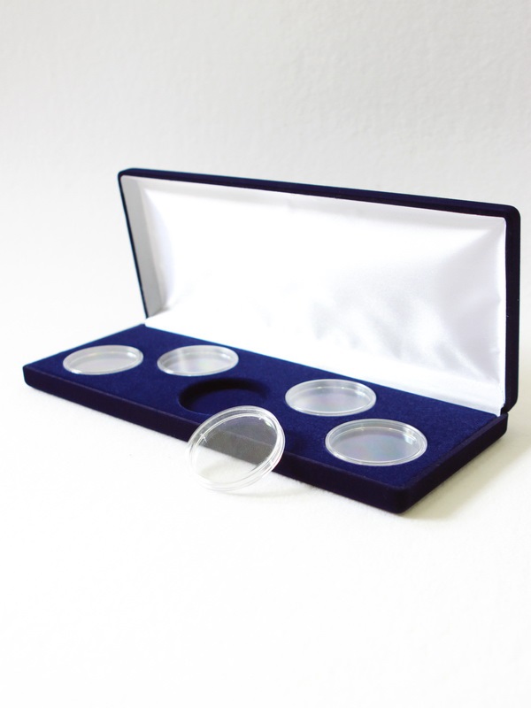 Футляр (255х103х27 мм) для 5 монет в капсулах (диаметр 46 мм) Футляр (255х103х27 мм) для 5 монет в капсулах (диаметр 46 мм)