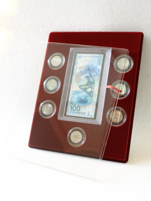 Планшет S (234х296х12 мм) для 1 банкноты Сочи-2014 в капсуле и 7 монет Сочи-2014 в капсулах, тёмно-бордовый  Планшет S (234х296х12 мм) для 1 банкноты Сочи-2014 в капсуле и 7 монет Сочи-2014 в капсулах, тёмно-бордовый