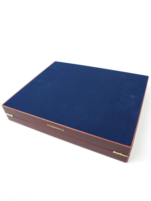 Футляр деревянный Volterra Trio de Luxe (331х271х56 мм) для 2 банкнот, 3 монет 25 рублей в капсулах, 3 монет 25 рублей в блистере, 3 золотых и 14 серебряных монет «Футбол 2018» в капсулах. 3 уровня, зелёный  Футляр деревянный Volterra Trio de Luxe (331х271х56 мм) для 2 банкнот, 3 монет 25 рублей в капсулах, 3 монет 25 рублей в блистере, 3 золотых и 14 серебряных монет «Футбол 2018» в капсулах. 3 уровня, зелёный