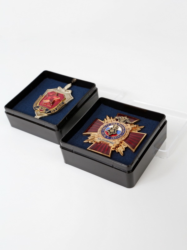  Пластиковый футляр (58х58х22 мм). Чёрное основание, прозрачная крышка, синяя вставка