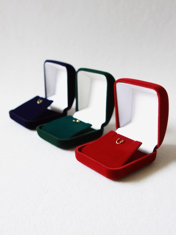 Футляр (53х59х33 мм) под серьги, подвеску (стойка) Футляр (53х59х33 мм) под серьги, подвеску (стойка)