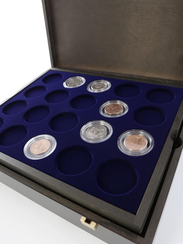 Деревянный бокс Carus (322х268х64 мм). 4 поддона. Для 80 капсул (диаметр 44 мм), тёмно-синий  Деревянный бокс Carus (322х268х64 мм). 4 поддона. Для 80 капсул (диаметр 44 мм), тёмно-синий