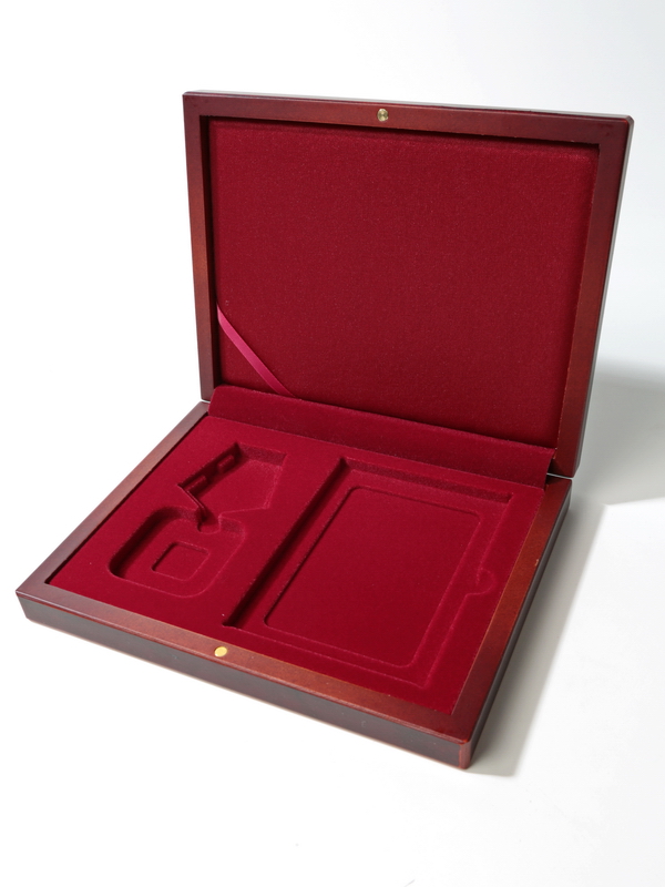 Деревянный футляр (194х149х32 мм) под одрен на пятиугольной колодке и удостоверение (81х112х6 мм),  светло-бордовый