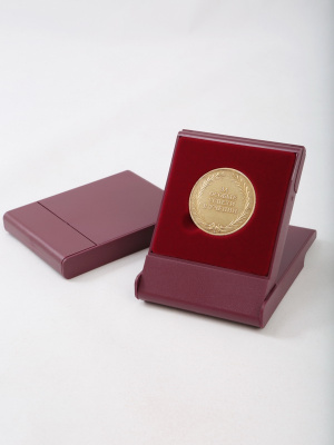 Футляр пластиковый (79х106х16 мм) для одной монеты, медали (диаметр 40 мм, глубина 4 мм), светло-бордовый  Футляр пластиковый (79х106х16 мм) для одной монеты, медали (диаметр 40 мм, глубина 4 мм), светло-бордовый