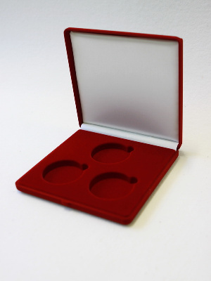 Футляр (165х165х27 мм) на 3 монеты в капсулах (диаметр 55 мм) Футляр (165х165х27 мм) на 3 монеты в капсулах (диаметр 55 мм)