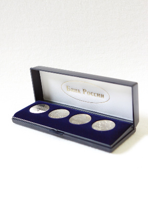 Футляр пластиковый (56х156х25 мм) на 4 монеты Сочи-2014 (монеты диаметром 27 мм) Футляр пластиковый (56х156х25 мм) на 4 монеты Сочи-2014 (монеты диаметром 27 мм)