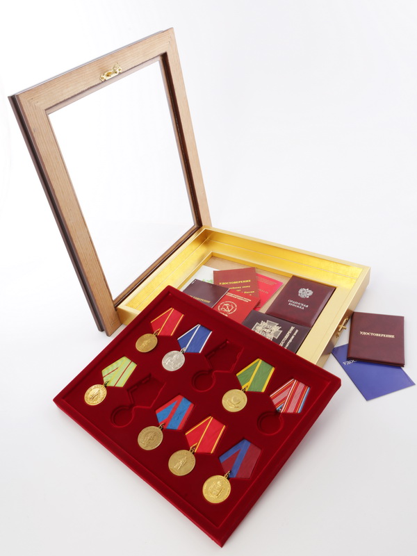  Стенд выпуклый коричневого цвета с золотом под 10 медалей РФ d-32 мм с пятиугольной колодкой. Открывающийся, тёмно-синий