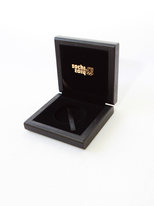 Деревянный футляр (90х95х31 мм) для монеты в капсуле. Золото