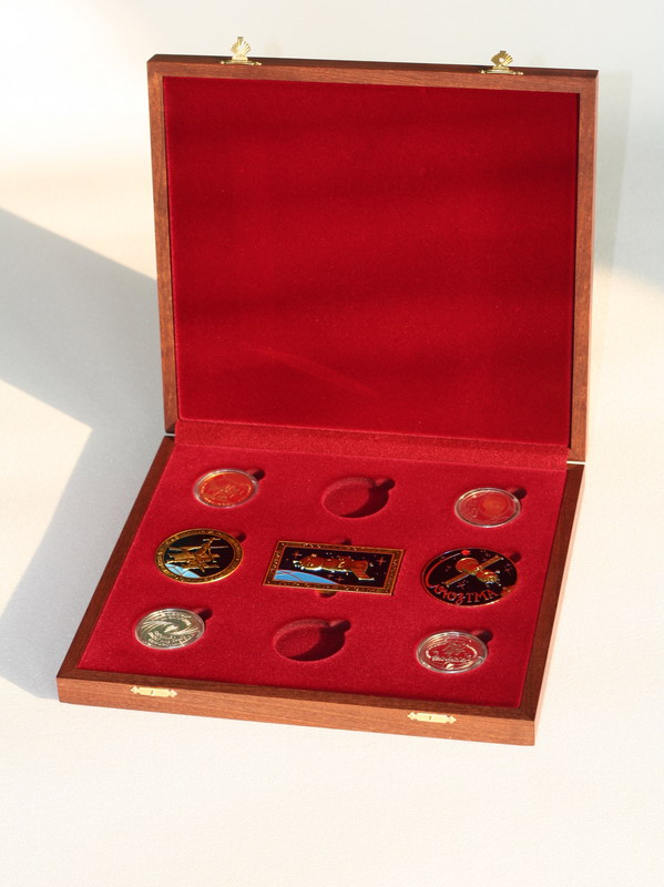 Футляр деревянный для набора памятных медалей (9 предметов)