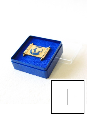 Пластиковый футляр (58х58х22 мм). Светло-синее основание, прозрачная крышка, с отверстием "крест" Пластиковый футляр (58х58х22 мм). Светло-синее основание, прозрачная крышка, с отверстием "крест"