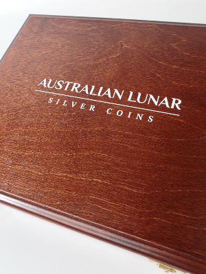 Нанесение логотипа Australian Lunar silver coins на футляр Vintage (1 уровень)