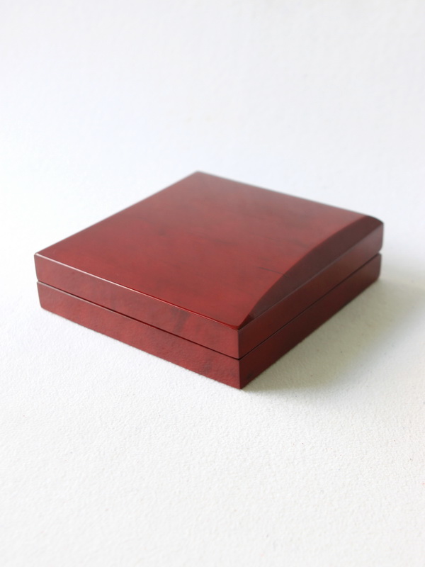 Футляр деревянный (190х190х57 мм) под мобильный телефон и набор аксессуаров